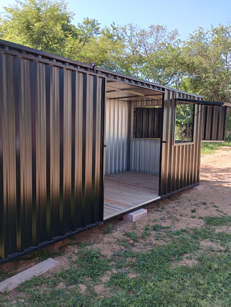 Lancheria container 05